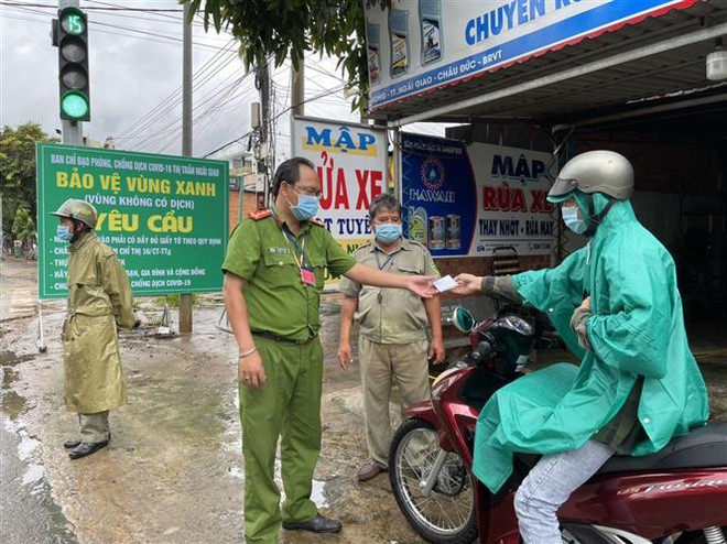 Người dân xuất trình giấy tờ đi đường tại một chốt 'vùng xanh" ở Bà Rịa-Vũng Tàu. (Ảnh: Hoàng Nhị/TTXVN) Bà Rịa-Vũng Tàu: 4 khu phố ở 'điểm nóng' COVID-19 được dỡ bỏ phong tỏa ảnh 1