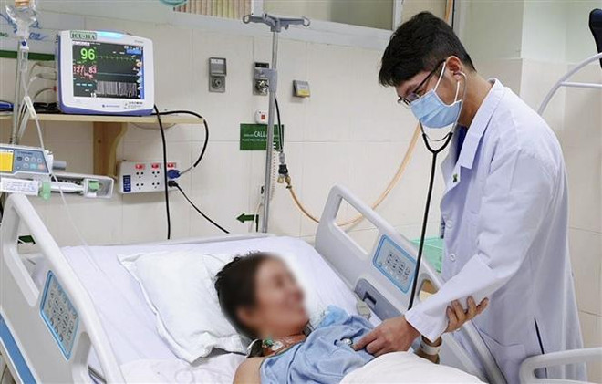 Bác sỹ Bệnh viện Hoàn Mỹ Cửu Long tại Cần Thơ thăm khám cho bệnh nhân N.T.L.T. (Ảnh: TTXVN phát) Cứu sống bệnh nhân nhiễm độc do uống thuốc dân gian để phòng COVID-19 ảnh 1