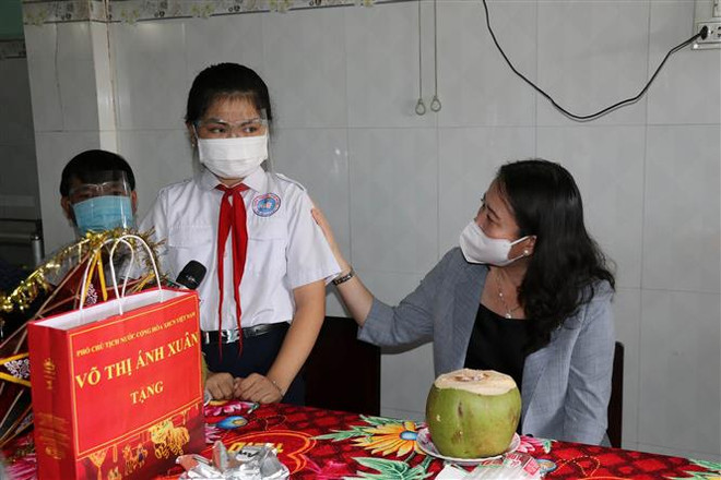 Phó Chủ tịch nước thăm, tặng quà các lực lượng chống dịch ở Tiền Giang ảnh 2