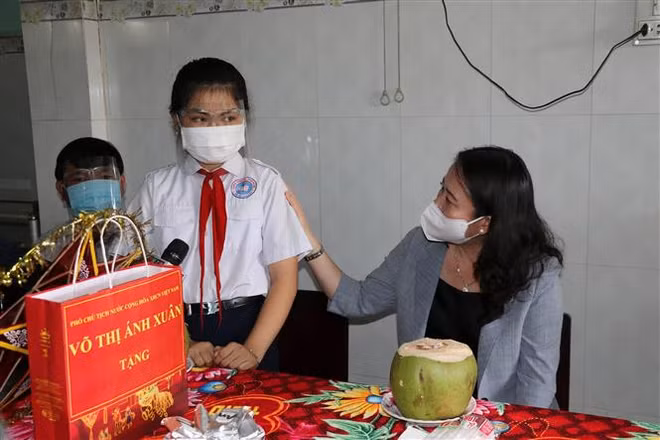 Phó Chủ tịch nước thăm, tặng quà các lực lượng chống dịch ở Tiền Giang ảnh 2