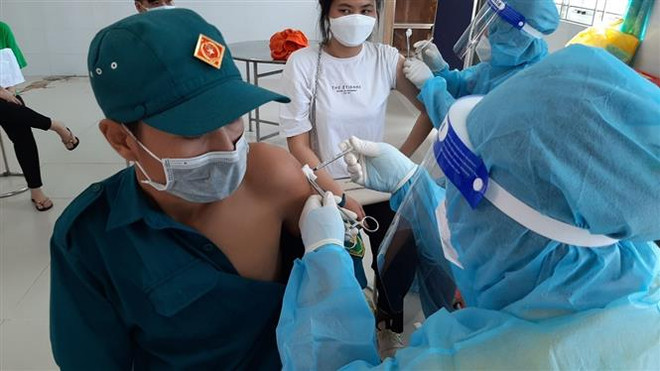 Tiêm vaccine cho người dân ở Bình Dương. (Nguồn: TTXVN) Bình Dương: Doanh nghiệp mong nối lại sản xuất khi 'bình thường mới' ảnh 1