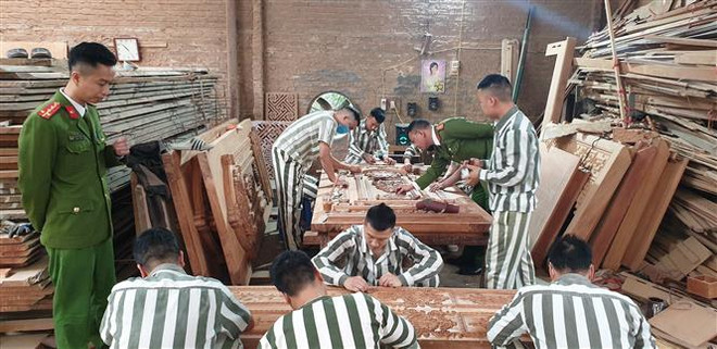 Cán bộ quản giáo đang tận tình hướng dẫn cho những người 'học trò đặc biệt.' (Ảnh: Mạnh Tú/TTXVN) Những người thầy không giáo án và những 'học trò đặc biệt' ảnh 1