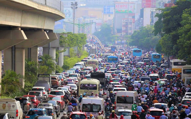 Cảnh ùn tắc ở khu vực Ngã Tư Sở. (Nguồn: Vietnam+) Hà Nội: Xóa điểm ùn tắc cũ lại phát sinh các 'điểm đen' mới ảnh 1