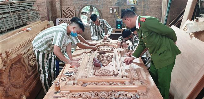 Học nghề và định hướng nghề cũng là một hình thức giáo dục cải tạo được cán bộ quản giáo ở Trại tạm giam Kim Chi chú trọng. (Ảnh: Mạnh Tú/TTXVN) Những người thầy không giáo án và những 'học trò đặc biệt' ảnh 2