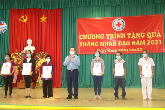 Trưởng Ban Tuyên giáo Trung ương tặng quà hộ khó khăn tại Tiền Giang ảnh 1