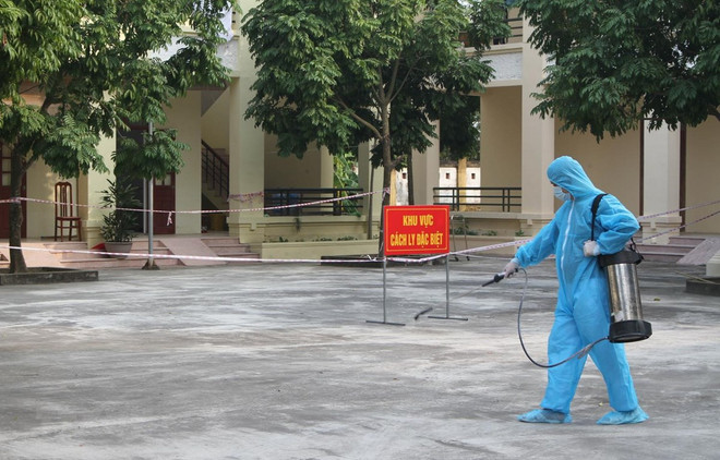 Cán bộ y tế phun hóa chất khử trùng tại khu vực cách ly. (Ảnh minh họa: TTXVN) Có ca mắc COVID-19 đầu tiên, Long An truy vết các trường hợp liên quan ảnh 1