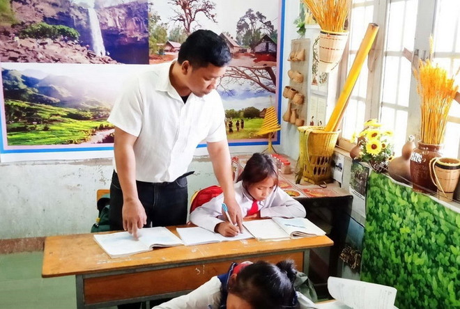 Gia Lai: Thầy giáo làng vượt khó, giúp học sinh nghèo đến trường ảnh 2