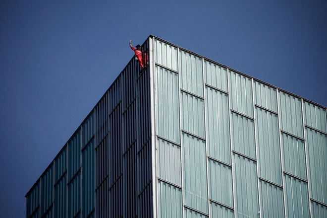 'Người nhện Pháp' Alain Robert leo lên tòa nhà 166m ở Barcelona nhằm nâng cao nhận thức về hạn hán và biến đổi khí hậu. (Nguồn: Reuters) Chinh phục tòa nhà cao 166m, 'người nhện Pháp' lập thành tích mới ảnh 1