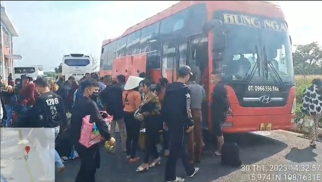 Chiếc xe khách bị phát hiện nhồi nhét khách, dùng tem kiểm định giả. (Ảnh: Cục Cảnh sát giao thông) Phát hiện xe khách 45 chỗ chở 73 người, dán tem kiểm định giả ảnh 1