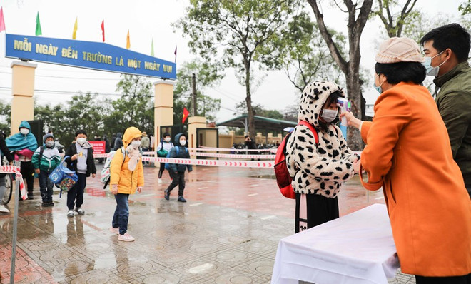 Đo thân nhiệt cho học sinh ở Hà Nội. (Nguồn: TTXVN) Hà Nội: Bảo đảm an toàn cho học sinh, tăng cường quản lý lễ hội ảnh 1
