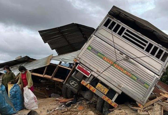 Lâm Đồng: Xe tải trôi dốc, lao vào nhà dân khiến 2 cháu bé tử vong ảnh 1