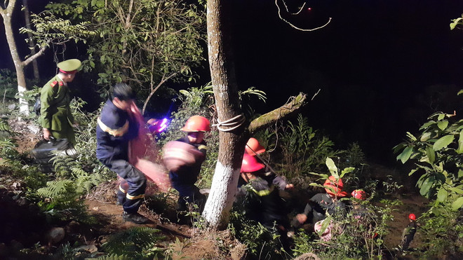 [Photo] Cứu hộ các nạn nhân vụ xe 29 chỗ lao xuống vực ở Lào Cai ảnh 3