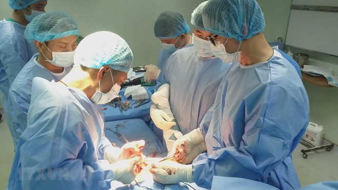 Thay thành công hai khớp háng cùng lúc cho cụ ông 87 tuổi ảnh 1