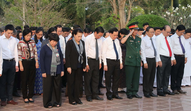 Chủ tịch Quốc hội dâng hương viếng Nghĩa trang Liệt sỹ tỉnh Bến Tre ảnh 2