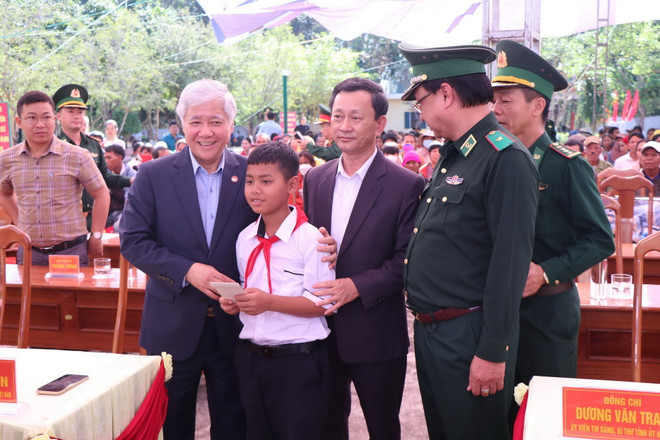 Chủ tịch Ủy ban Trung ương MTTQ Việt Nam thăm, chúc Tết tại Kon Tum ảnh 2