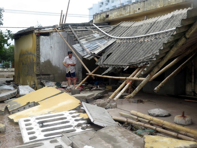 Đại sứ quán Việt Nam tại Campuchia giúp đỡ đồng bào vùng lũ ảnh 1