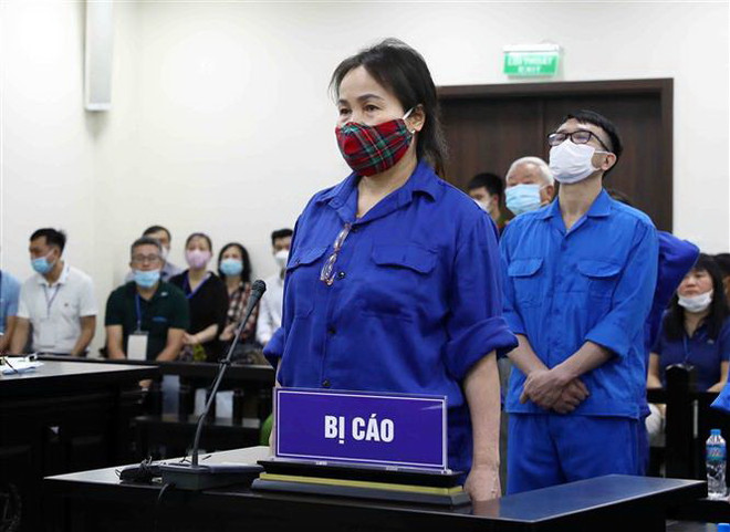 Bị cáo Hoàng Thị Ngọc Hưởng, cựu Phó Giám đốc Bệnh viện Tim Hà Nội khai báo trước tòa. (Ảnh: Phạm Kiên/TTXVN) Vụ thông thầu ở Bệnh viện Tim Hà Nội: Nguyễn Quang Tuấn thừa nhận sai ảnh 2