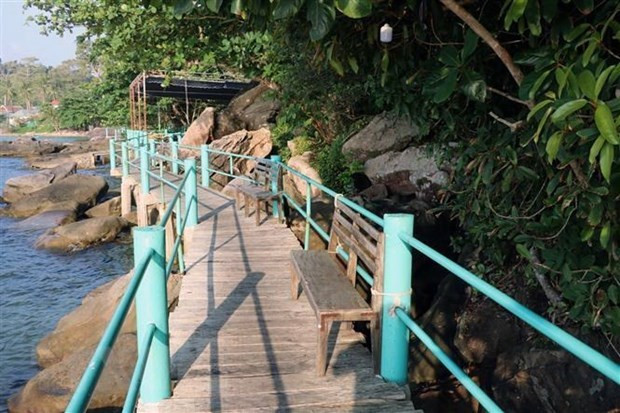 Lấn chiếm rừng mé biển khu vực Vườn Quốc gia Phú Quốc tại địa bàn ấp Gành Dầu, xã Gành Dầu (Phú Quốc) kinh doanh dịch vụ du lịch. (Ảnh: Lê Huy Hải/TTXVN) Nhiều sai phạm về đất đai và trật tự xây dựng trên đảo Phú Quốc ảnh 2