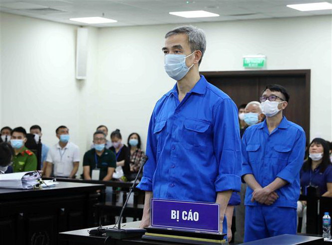 Bị cáo Nguyễn Quang Tuấn, cựu Giám đốc, Chủ tịch Hội đồng mua sắm Bệnh viện Tim Hà Nội, cựu Giám đốc Bệnh viện Bạch Mai khai báo trước tòa. (Ảnh: Phạm Kiên/TTXVN) Vụ thông thầu ở Bệnh viện Tim Hà Nội: Nguyễn Quang Tuấn thừa nhận sai ảnh 1