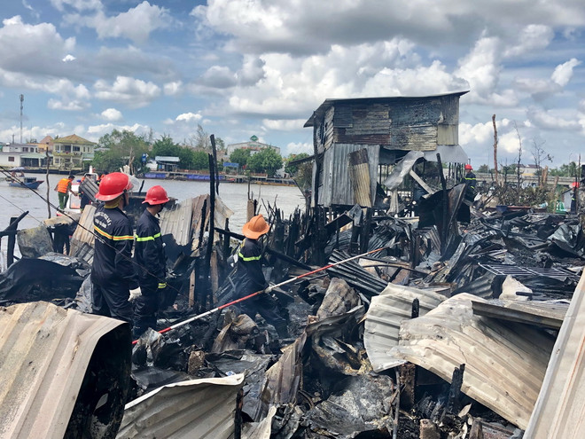 Cần Thơ: 5 căn nhà ở khu vực chợ nổi Cái Răng bị thiêu rụi hoàn toàn ảnh 1