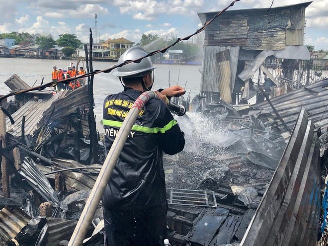 Cần Thơ: 5 căn nhà ở khu vực chợ nổi Cái Răng bị thiêu rụi hoàn toàn ảnh 5