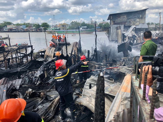 Cần Thơ: 5 căn nhà ở khu vực chợ nổi Cái Răng bị thiêu rụi hoàn toàn ảnh 4