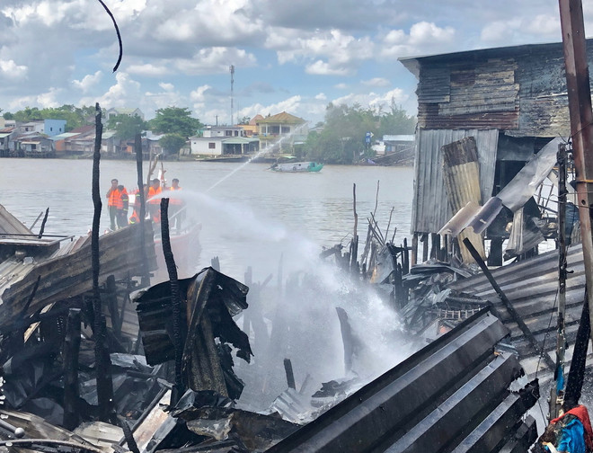 Cần Thơ: 5 căn nhà ở khu vực chợ nổi Cái Răng bị thiêu rụi hoàn toàn ảnh 2