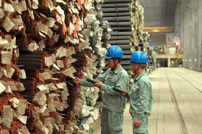 Kiểm tra chất lượng thép thành phẩm. (Ảnh: TTXVN) ttxvn_nganh thep 2.jpg