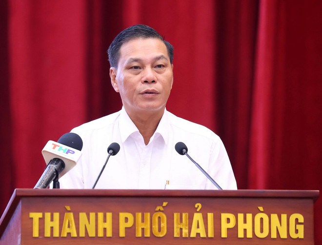 Ông Nguyễn Văn Tùng, Phó Bí thư Thành ủy, Chủ tịch Ủy ban Nhân dân thành phố Hải Phòng trình bày báo cáo tại buổi làm việc. (Ảnh: Văn Điệp/TTXVN) ttxvn_thanh uy hai phong 2.jpg