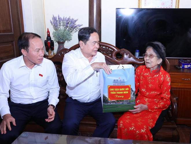Chủ tịch Quốc hội Trần Thanh Mẫn thăm, tặng quà tri ân Mẹ Việt Nam Anh hùng Phạm Thị Hán tại thôn 5, xã Đông Sơn, huyện Thủy Nguyên (Mẹ có 2 con là liệt sỹ Phạm Văn Bình và liệt sỹ Phạm Duy Tĩnh đều hy sinh tại Mặt trận phía Nam). (Ảnh: Văn Điệp/TTXVN) ttxvn_thanh uy hai phong 4.jpg