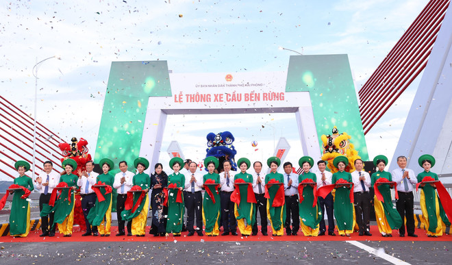 Chủ tịch Quốc hội Trần Thanh Mẫn và các đại biểu cắt băng thông xe cầu Bến Rừng. (Ảnh: Văn Điệp/TTXVN) ttxvn_thong xe cau ben rung (4).jpg