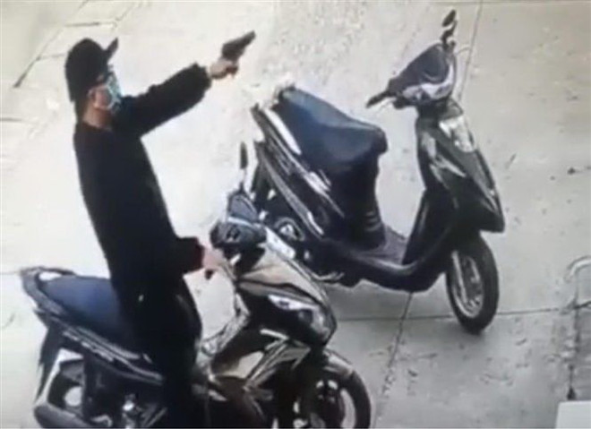 Đối tượng Từ Thanh Tùng mang súng nhựa đi cướp tại một ngân hàng ở Đồng Nai. (Ảnh: Lê Xuân/TTXVN) Vụ cướp ngân hàng ở Đồng Nai: Nghi phạm dùng súng nhựa đi cướp tiền ảnh 1