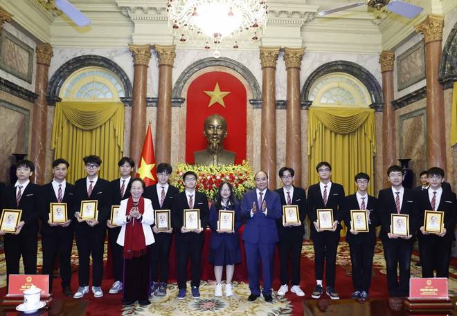 Chủ tịch nước Nguyễn Xuân Phúc tặng ảnh chân dung Chủ tịch Hồ Chí Minh cho các học sinh đoạt giải các cuộc thi Olympic và Khoa học kỹ thuật quốc tế năm 2022. (Ảnh: Thống Nhất/TTXVN) Chắp cánh tài năng để học sinh Việt Nam 'bội thu' ở đấu trường quốc tế ảnh 3