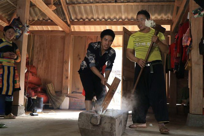 Những thanh niên khỏe mạnh ở bản Chang Dua Hang, xã Làng Chếu, huyện Bắc Yên giã bánh dày. (Ảnh: Hữu Quyết/TTXVN) Sơn La: Lên vùng cao Bắc Yên đón Tết cùng đồng bào Mông ảnh 3
