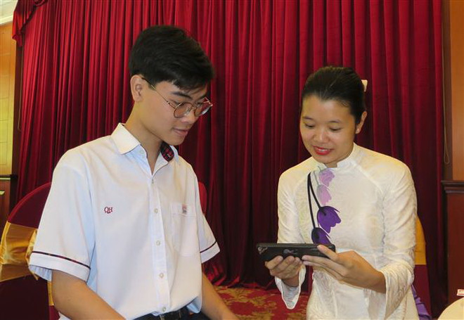 Trương Văn Quốc Đạt cùng cô giáo chủ nhiệm. (Ảnh: Tường Vi/TTXVN) Chắp cánh tài năng để học sinh Việt Nam 'bội thu' ở đấu trường quốc tế ảnh 2