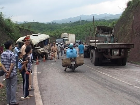 Xe khách đấu đầu containter làm 11 người thương vong ảnh 3