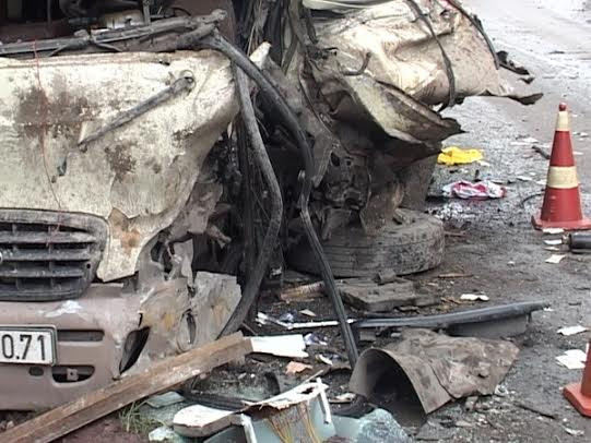 Xe khách đấu đầu containter làm 11 người thương vong ảnh 2