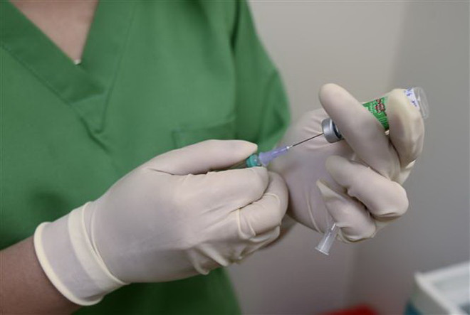 Nhân viên y tế chuẩn bị tiêm vaccine Covishield phòng COVID-19 cho người dân tại New Delhi, Ấn Độ. (Ảnh: AFP/TTXVN) Italy công nhận vaccine Covishield phòng COVID-19 của Ấn Độ ảnh 1