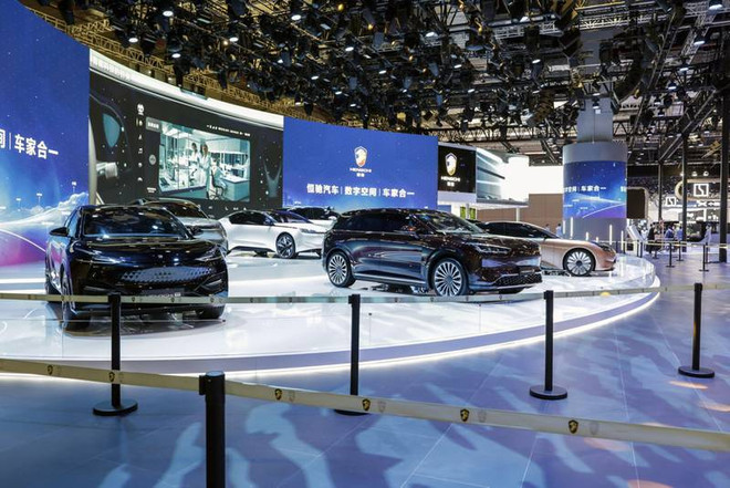 Xe của New Energy Vehicle Group tại một triển lãm. (Nguồn: Bloomberg) Đơn vị xe điện của Evergrande thừa nhận 'thiếu ngân quỹ nghiêm trọng' ảnh 1