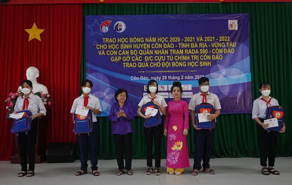 Bà Rịa-Vũng Tàu: Trao học bổng Vừ A Dính cho học sinh Côn Đảo ảnh 1