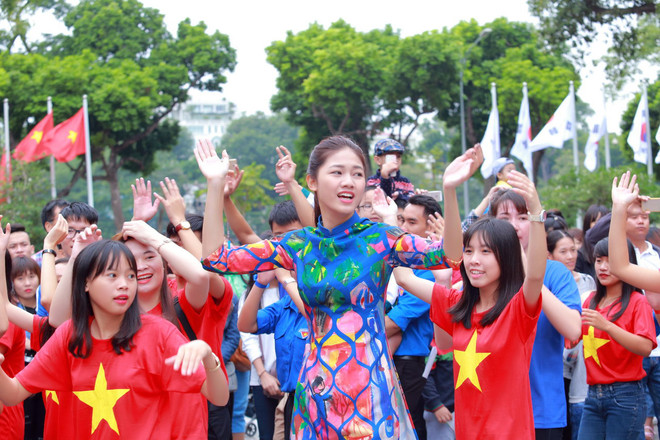 Dàn Hoa hậu cùng hàng ngàn học sinh, sinh viên "Nhảy vì sự tử tế" ảnh 10