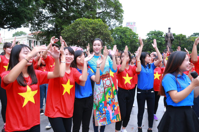 Hoa hậu Mỹ Linh nhảy cùng các sinh viên. (Ảnh: Minh Tâm) Dàn Hoa hậu cùng hàng ngàn học sinh, sinh viên "Nhảy vì sự tử tế" ảnh 1