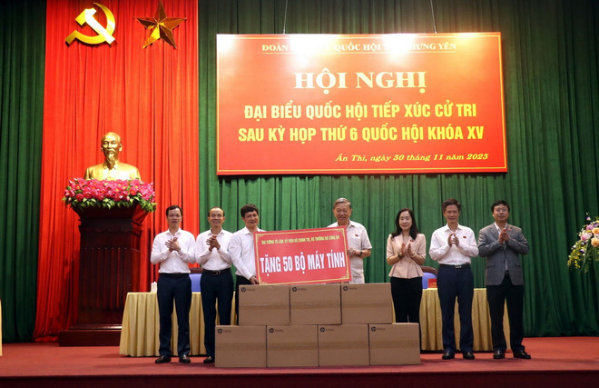 Đại tướng Tô Lâm, Ủy viên Bộ Chính trị, Bộ trưởng Bộ Công an tặng 50 bộ máy vi tính cho các trường học trên địa bàn huyện Ân Thi. (Ảnh: Mai Ngoan/TTXVN) ttxvn_bo truong to lam 2.jpg