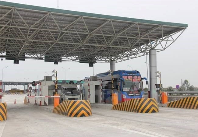Một trạm thu phí BOT. (Ảnh: Việt Hùng/Vietnam+) Đã có 23 trạm thu phí BOT trên toàn quốc giảm phí đường bộ ảnh 1
