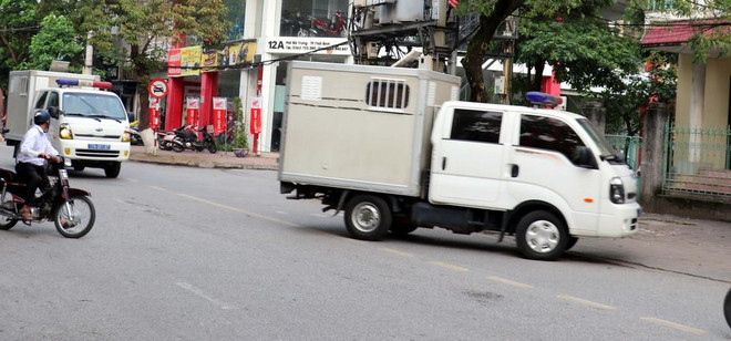 Xe chuyên dụng của lực lượng chức năng áp giải các bị cáo đến Tòa án nhân dân thành phố Thái Bình. (Ảnh: Nguyễn Công Hải/TTXVN) Vụ nữ sinh ở Thái Bình bị xâm hại tình dục: Phạt tù 4 bị cáo ảnh 1