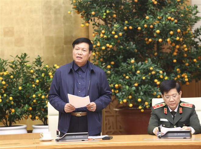 Thứ trưởng Bộ Y tế Đỗ Xuân Tuyên báo cáo tại hội nghị. (Ảnh: Văn Điệp/TTXVN) Phó Thủ tướng: Chú trọng công tác cách ly bệnh nhân nghi nhiễm nCoV ảnh 2