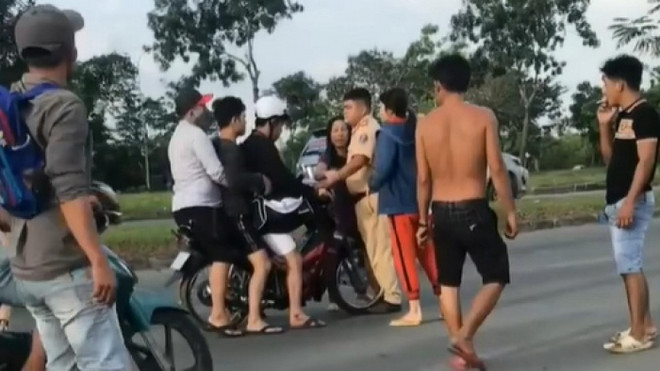 Sự việc được người dân ghi lại và đăng lên mạng xã hội. Bắt khẩn cấp hai đối tượng hành hung cảnh sát giao thông ở TP.HCM ảnh 1