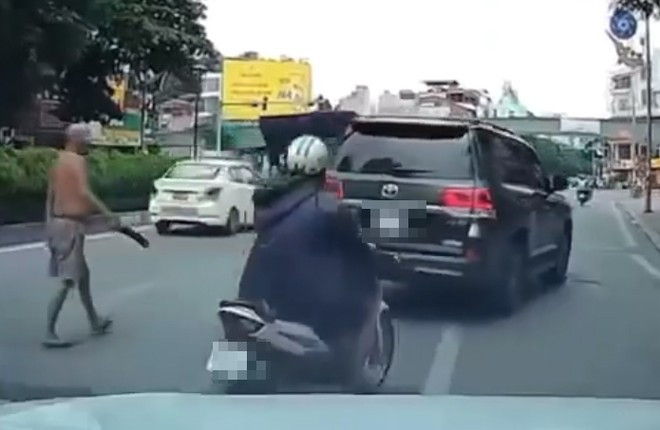 Hà Nội: Người đàn ông phi dao vào ôtô trên đường có sử dụng rượu, bia ảnh 1