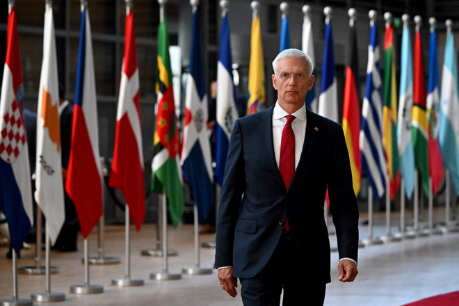 Thủ tướng Latvia Krisjanis Karins tới dự Hội nghị Thượng đỉnh EU-CELAC tại Brussels, Bỉ, ngày 17/7/2023. (Ảnh: AFP/TTXVN) Thủ tướng Latvia Krisjanis Karins thông báo sẽ từ chức ảnh 1