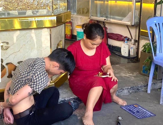 Bắt giữ đối tượng hỏi mua vàng rồi cướp bỏ chạy ở Bình Dương ảnh 1